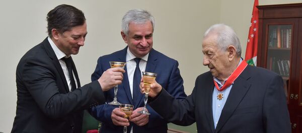 Награждение Алексея Гогуа орденом Честь и Слава I степени - Sputnik Абхазия