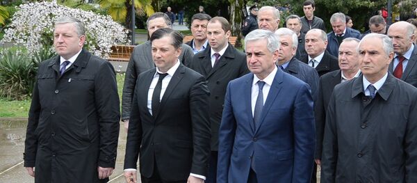 Возложение к мемориалу погибшим в парке Славы - Sputnik Аҧсны