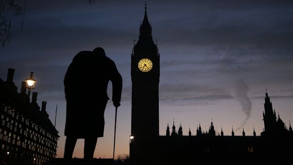 Памятник Уинстону Черчиллю на фоне здания парламента в центре Лондона 24 января 2017 - Sputnik Абхазия