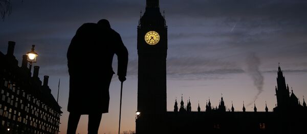 Памятник Уинстону Черчиллю на фоне здания парламента в центре Лондона 24 января 2017 - Sputnik Абхазия