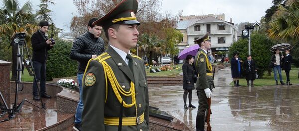 Возложение цветов к Мемориалу Славы в годовщину Мартовского наступления - Sputnik Абхазия