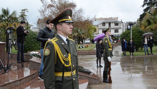 Возложение цветов к Мемориалу Славы в годовщину Мартовского наступления - Sputnik Абхазия