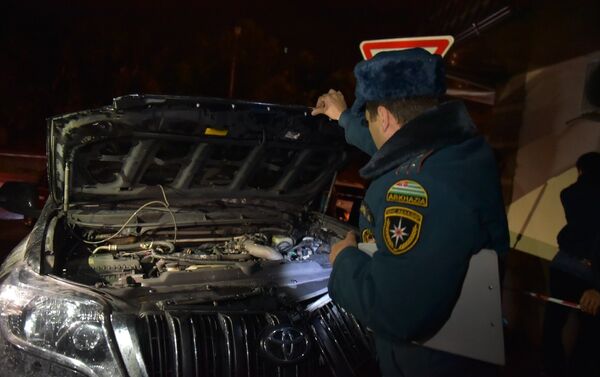 Милиция на месте возгорания автомобиля кандидата в депутаты Айба Батала - Sputnik Абхазия
