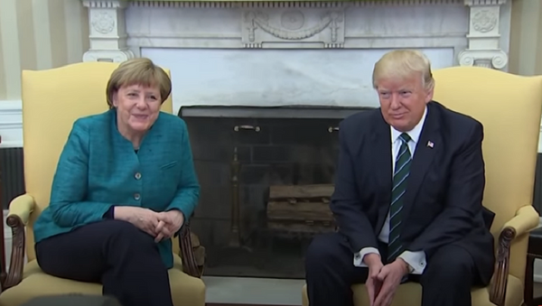 Трамп не пожал руку Меркель после встречи в Белом доме - Sputnik Абхазия