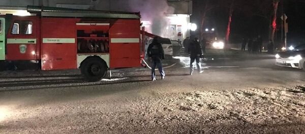 Пожарники тушат автомобиль судьи Тимура Шония Пожарники тушат автомобиль судьи Тимура Шония - Sputnik Абхазия