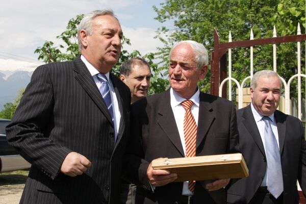 Константин Озган (в центре) с вторым президентом Абхазии Сергеем Багапш и бывшим спикером Парламента Нугзаром Ашуба - Sputnik Абхазия