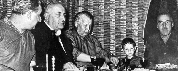 Георгий Гулия, Баграт Шинкуба, Александр Твардовский, Жора (сын) и Константин Симонов в апацхе на даче в Агудзере Георгий Гулия, Баграт Шинкуба, Александр Твардовский, Жора (сын) и Константин Симонов в апацхе на даче в Агудзере - Sputnik Абхазия