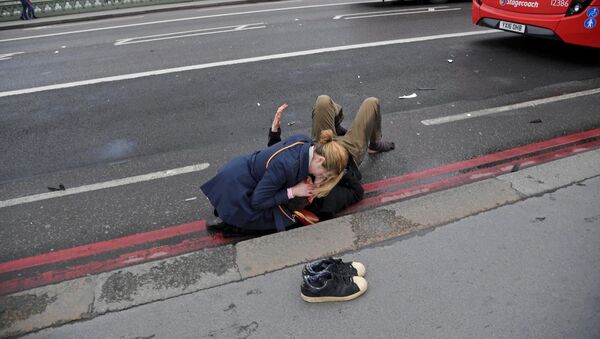 Оказание помощи человеку, раненному в результате наезда автомобиля на прохожих в Лондоне - Sputnik Абхазия