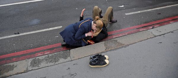 Оказание помощи человеку, раненному в результате наезда автомобиля на прохожих в Лондоне - Sputnik Абхазия