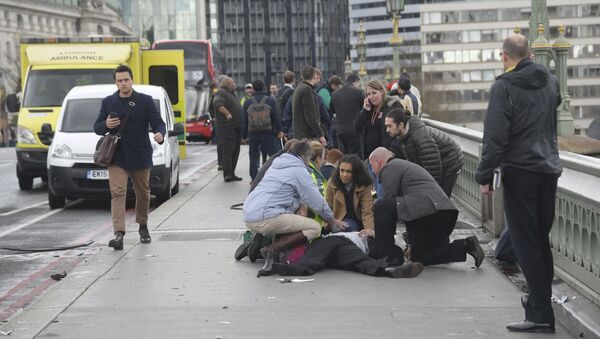 Оказание помощи человеку, раненному в результате наезда автомобиля на прохожих в Лондоне - Sputnik Абхазия