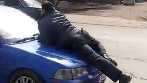 Снова милиционер на капоте — видео очевидца, снятое в Бишкеке сегодня - Sputnik Абхазия