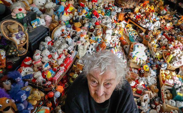 Бельгийка Кэтрин Блумэн, 86 лет,  среди более чем 20 000 фаршированных и пластмассовых игрушек, которые она коллекционирует более 65 лет в своем доме в Брюсселе - Sputnik Абхазия