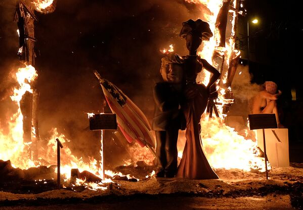 Фигура, изображающая президента США Дональда Трампа, стоит рядом с освещенным фейерверком во время финала фестиваля Фальяс, который приветствует весну и отмечает День святого Иосифа в Валенсии - Sputnik Абхазия
