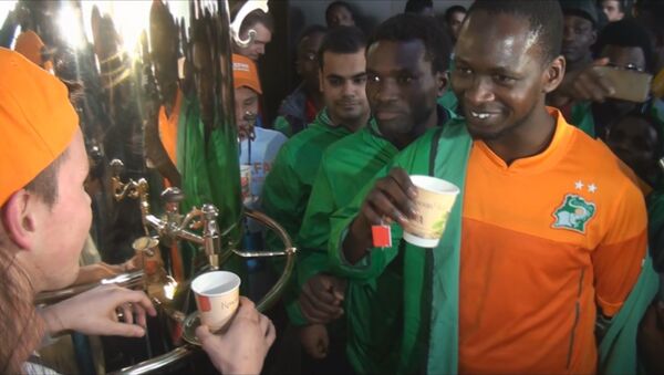Африканских болельщиков в Краснодаре напоили русским чаем - Sputnik Абхазия