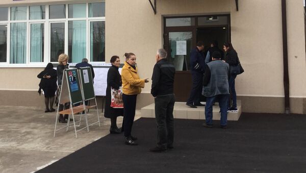 Избиратели пришли к открытию участка в Очамчыре - Sputnik Абхазия