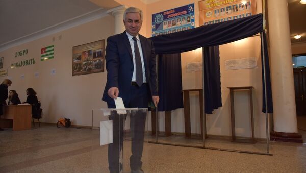 Рауль Хаджимба голосует во втором туре выборов - Sputnik Абхазия