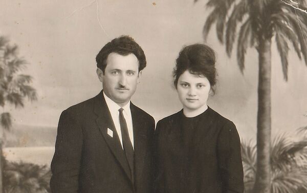 С супругой Светланой Хашиг - Sputnik Абхазия