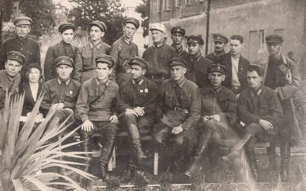 Сухум, 1933 г. Один из организаторов, а затем начальник Республиканской милиции В.Лакоба (в первом ряду в центре) с руководящим составом - Sputnik Абхазия