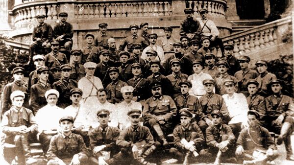 В.Лакоба  во  втором  ряду 4-й  слева  в  период  работы  его  в  Тбилиси  среди  руководящего  состава  милиции  Грузии.  В центре нарком  Грузии Хмаладзе. - Sputnik Абхазия