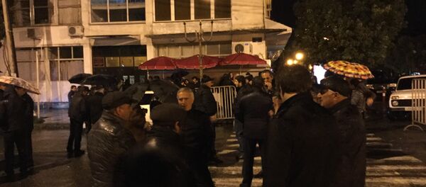 Около ста человек собралось у ЦИК Абхазии Около ста человек собралось у ЦИК Абхазии - Sputnik Абхазия