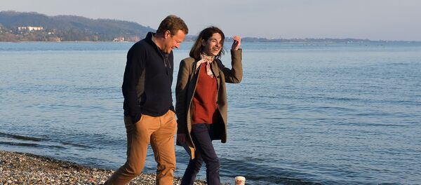 Джон Уоррен в образе героя новеллы Фазиля Искандера О,Марат с исполнительницей главной роли в фильме Софичка Ланой Басария во время съемки передачи Поедим,поедим! в Сухуме - Sputnik Абхазия