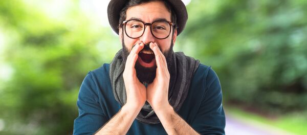 Мужчина с бородой и в шляпе говорит, приложив руки к губам Мужчина с бородой и в шляпе говорит, приложив руки к губам - Sputnik Абхазия