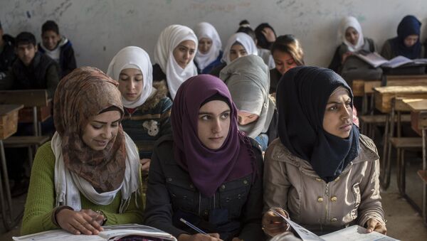 Ученицы во время урока в школе - Sputnik Абхазия