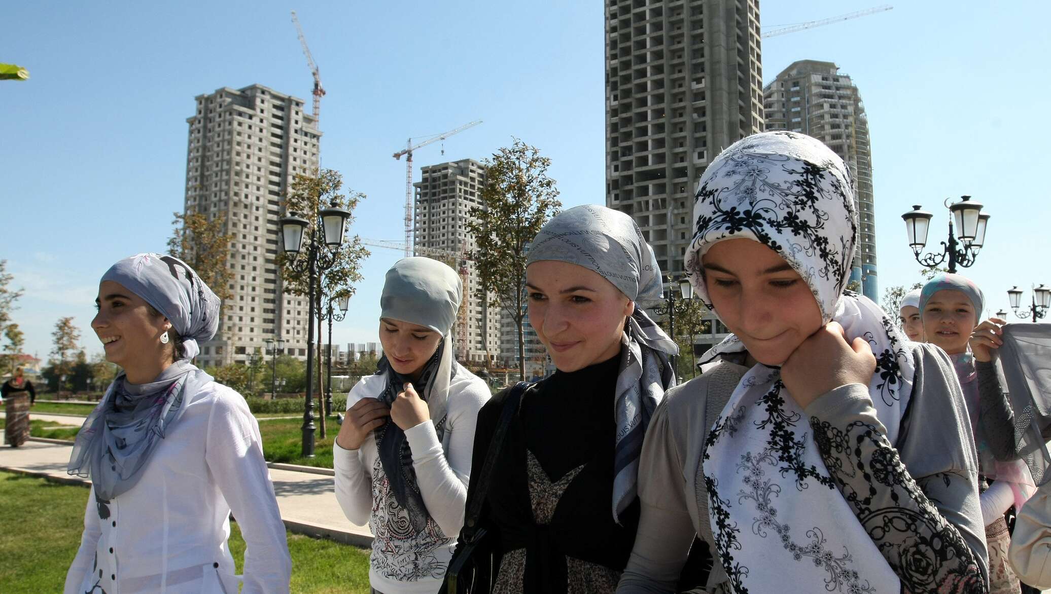 Как одеваться в грозном. Современные чеченские женщины. Мусульманки в Чечне. Чеченские женщины в Грозном. Грозная женщина.
