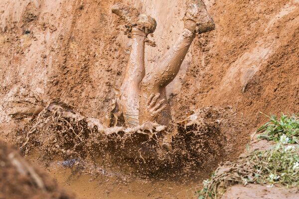 Момент падения участника 14-дневной гонки в грязи в городе Тель-Авив - Sputnik Абхазия