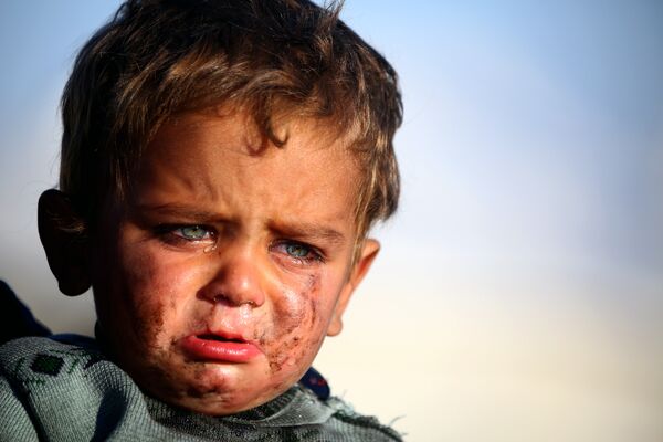 Сирийский мальчик плачет во временном лагере для беженцев - Sputnik Абхазия