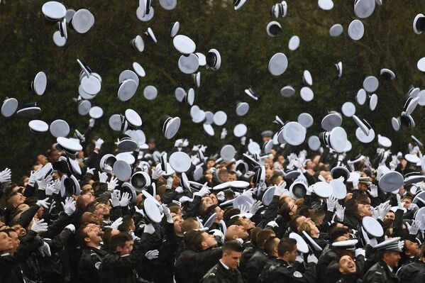 Полицейские празднуют конец учебного года в Национальной школе полиции - Sputnik Абхазия