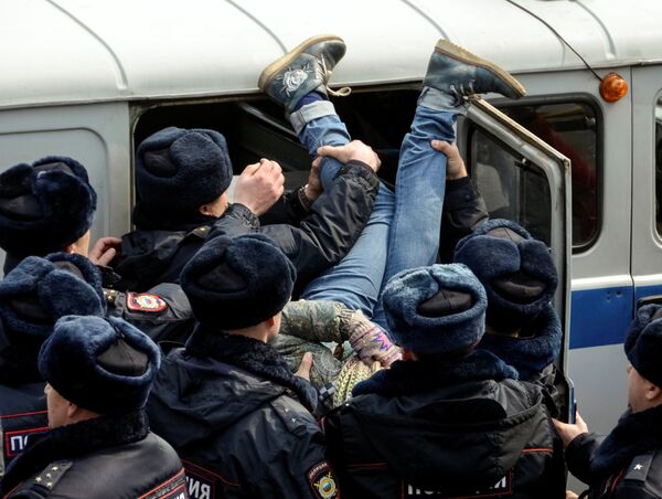 Сотрудники милиции задерживают сторонника оппозиции во время митинга во Владивостоке - Sputnik Абхазия