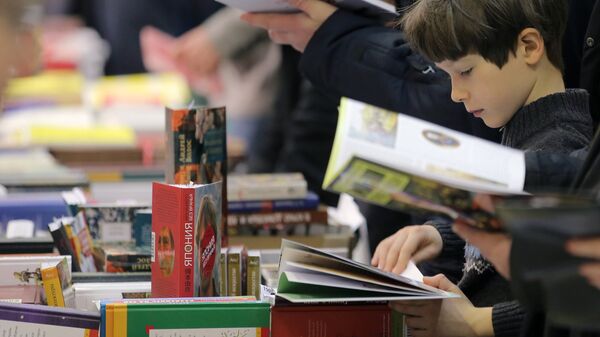 Посетители у одного из стендов на Книжной аллее - Sputnik Абхазия