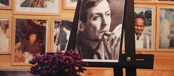 Портрет поэта Евгения Евтушенко, скончавшегося 1 апреля в США Портрет поэта Евгения Евтушенко, скончавшегося 1 апреля в США - Sputnik Абхазия