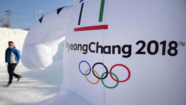 Символика зимних Олимпийских игр 2018 на надувной фигуре на снежном фестивале в Пхенчхане. - Sputnik Абхазия