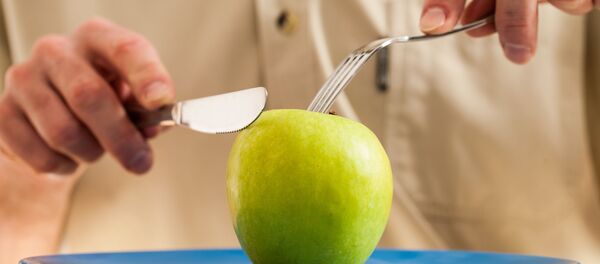 Мужчина ест вилкой и ножом яблоко - Sputnik Абхазия