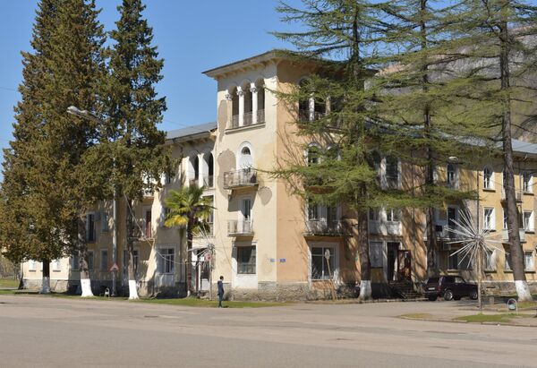 Многие дома в городе требуют ремонта фасадов.  - Sputnik Абхазия
