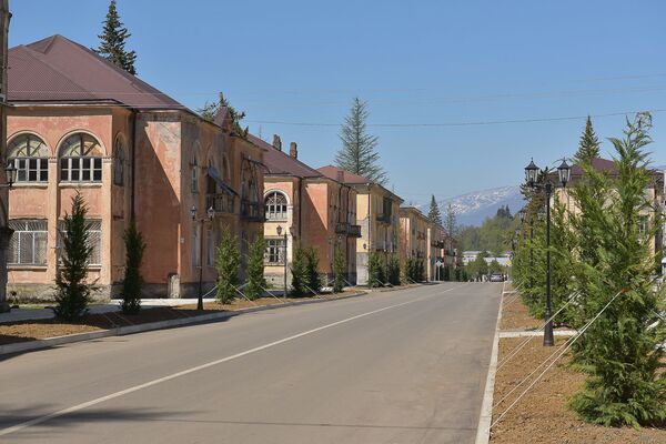 Но, несмотря на все невзгоды, в городе по-прежнему живут люди. Сегодня они находят себя в других областях, в том числе, в туризме.  - Sputnik Абхазия