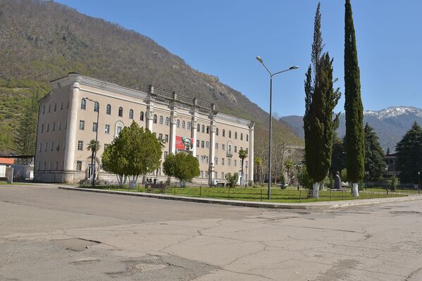 Здание Шахтоуправления г. Ткуарчал - Sputnik Абхазия