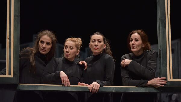 Ихадоу Бернарда Альба лхаҿсахьа налыгӡоит Аԥсны Жәлар рартистка Изольда Арухаа. Аҩны ахылаԥшҩы Понсиа лхаҿсахьа налыгӡоит Ирина Коӷониаԥҳа, Бернарда лан Мариа Хосефа лроль налыгӡоит Тома Аҩӡԥҳа, аԥҳацәа рроль нарыгӡоит Циала Инаԥшьԥҳа, Кристина Цымцԥҳа, Гәында Ажьиԥҳа, Есма Кәыҵниаԥҳа, Ашьна Ҳагԥҳа - Sputnik Аҧсны