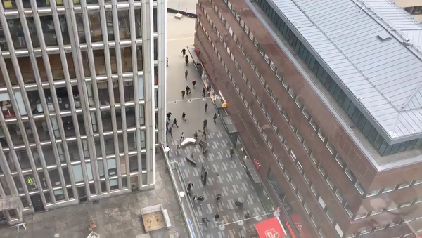 Люди убегали от места наезда грузовика на толпу пешеходов в Стокгольме - Sputnik Абхазия