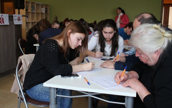 Взрослые и школьники писали Тотальный диктант в Сухуме - Sputnik Абхазия