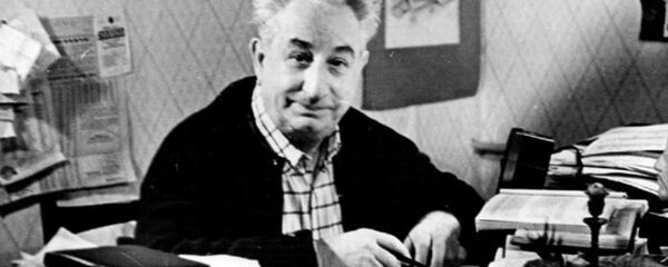 Гулия за рабочим столом Гулия за рабочим столом - Sputnik Абхазия