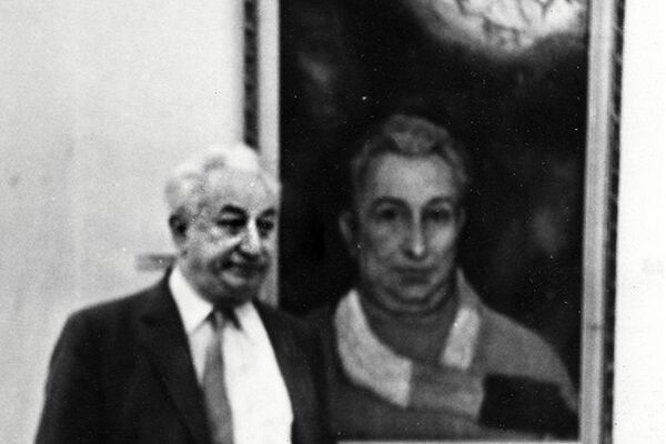 Георгий Гулия на фоне своего портрета кисти Глазунова - Sputnik Абхазия