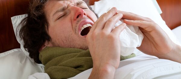 Чихающий мужчина в кровати Чихающий мужчина в кровати - Sputnik Абхазия