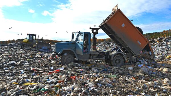 Рабочие выгружают бытовой мусор для последующей утилизации на полигоне твердых отходов в городе Миасс - Sputnik Абхазия