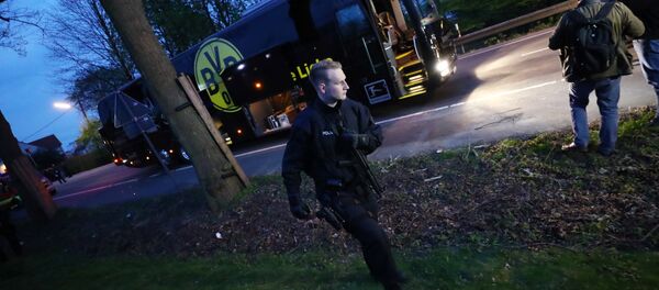 Три взрыва прогремели возле автобуса футбольного клуба Боруссия Дортмунд - Sputnik Абхазия