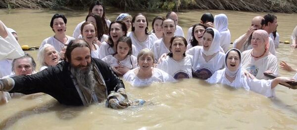 Молитвы на абхазском и крещение: паломники из Абхазии окунулись в реку Иордана Молитвы на абхазском и крещение: паломники из Абхазии окунулись в реку Иордана - Sputnik Абхазия