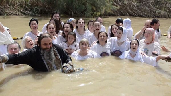 Молитвы на абхазском и крещение: паломники из Абхазии окунулись в реку Иордана - Sputnik Абхазия