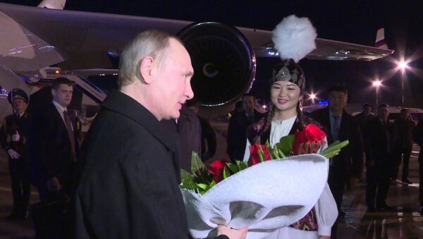 Путина в Кыргызстане встретила девушка с цветами - Sputnik Абхазия